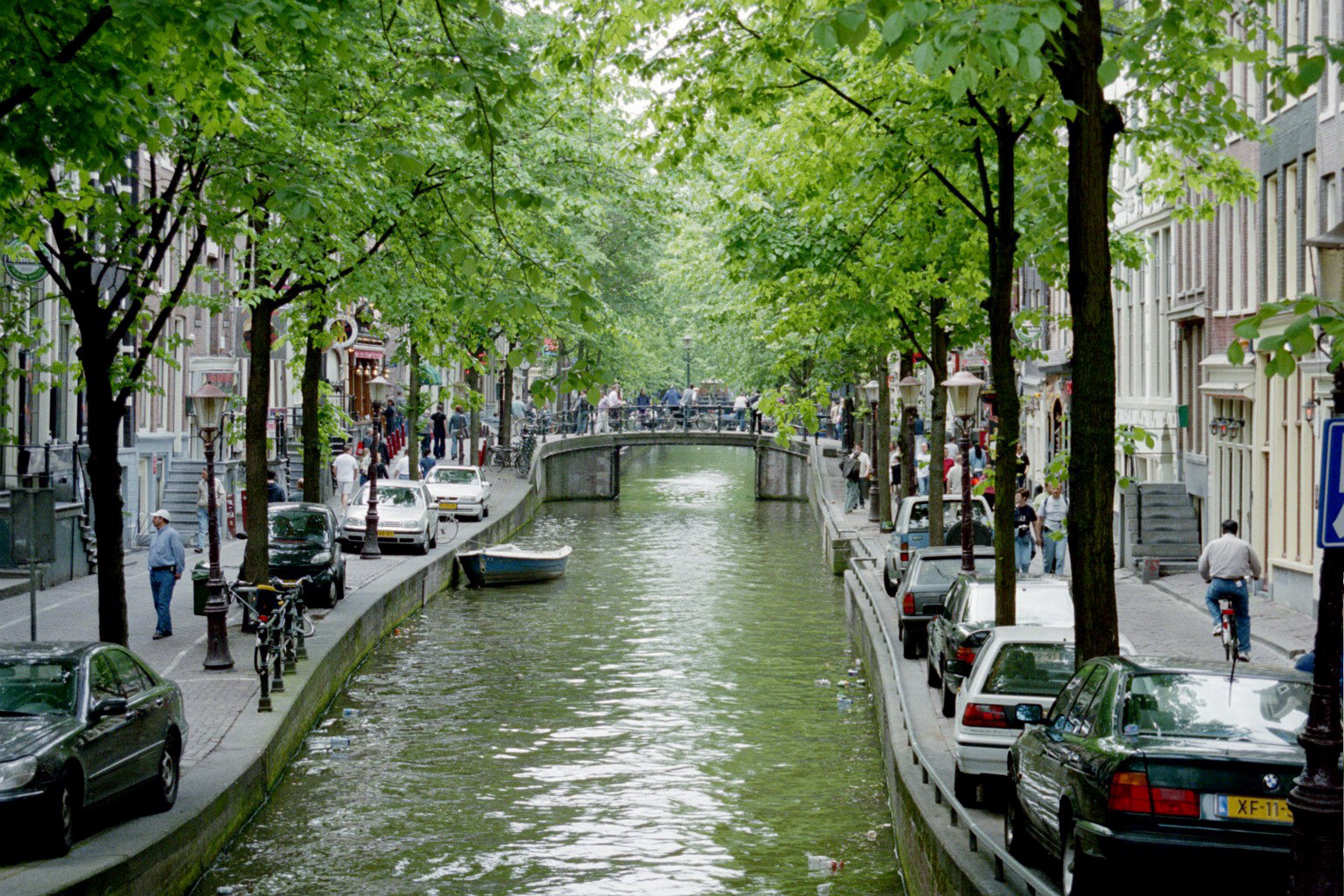 http://www.habitatapartments.com/resources/sections/amsterdam_canals.jpg