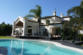 Großartige Villa Marbella in nur 1 km Entfernung vom Golfplatz und nahe Puerto Banus.