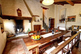 Un apartamento de dos niveles con un área privada al aire libre con vistas a los viñedos de Chianti